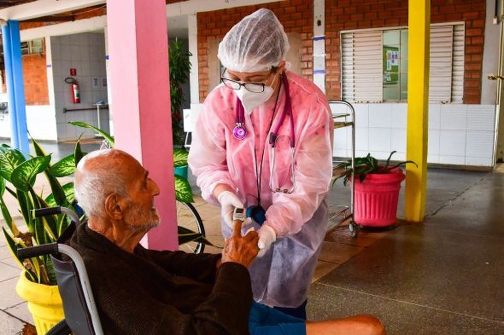 Fisioterapeutas acompanham o estado de saúde dos idosos em abrigos — Foto: Prefeitura de Cuiabá