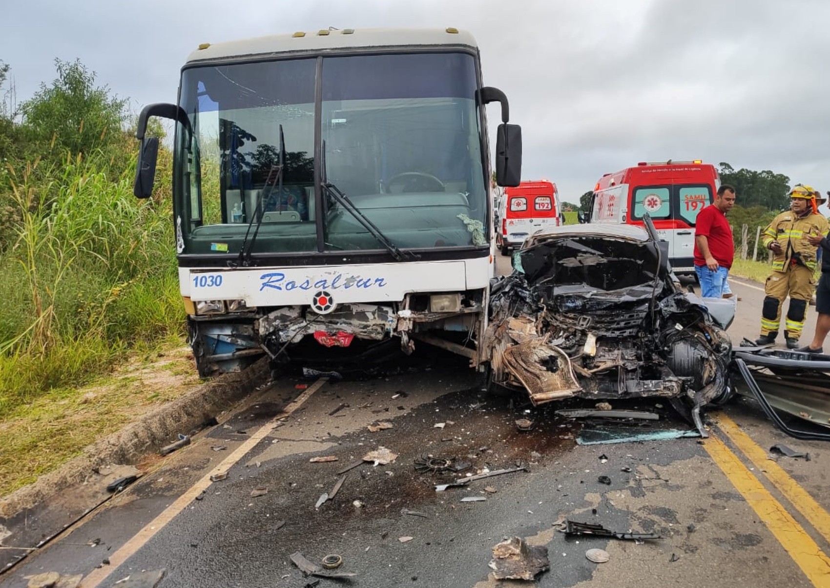 Acidente entre ônibus e carro deixa um homem morto e três feridos em Muzambinho, MG