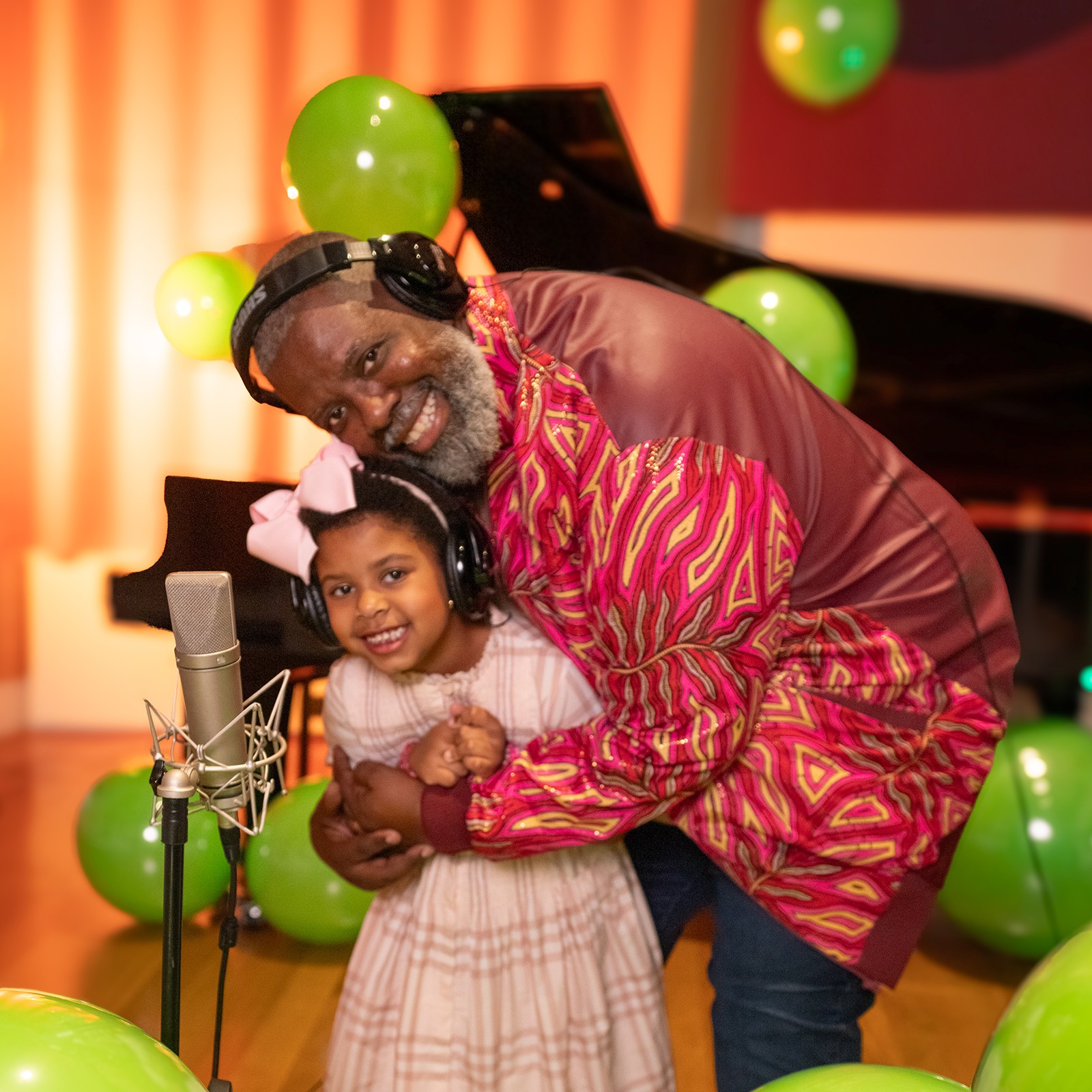 Péricles louva Nossa Senhora com padre Marcelo Rossi, canta pagode com Ivete Sangalo e revive tema infantil com a filha Maria Helena