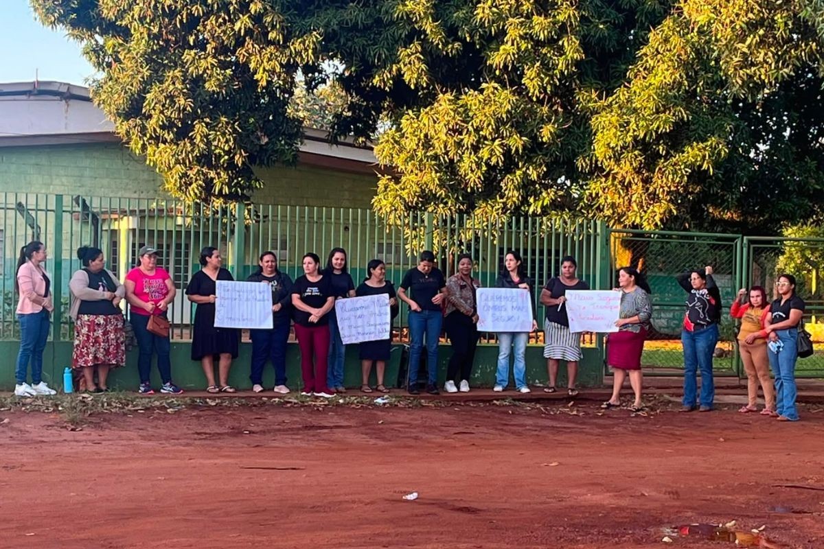 Mães protestam por segurança em ônibus escolares após roda se soltar do veículo em MS