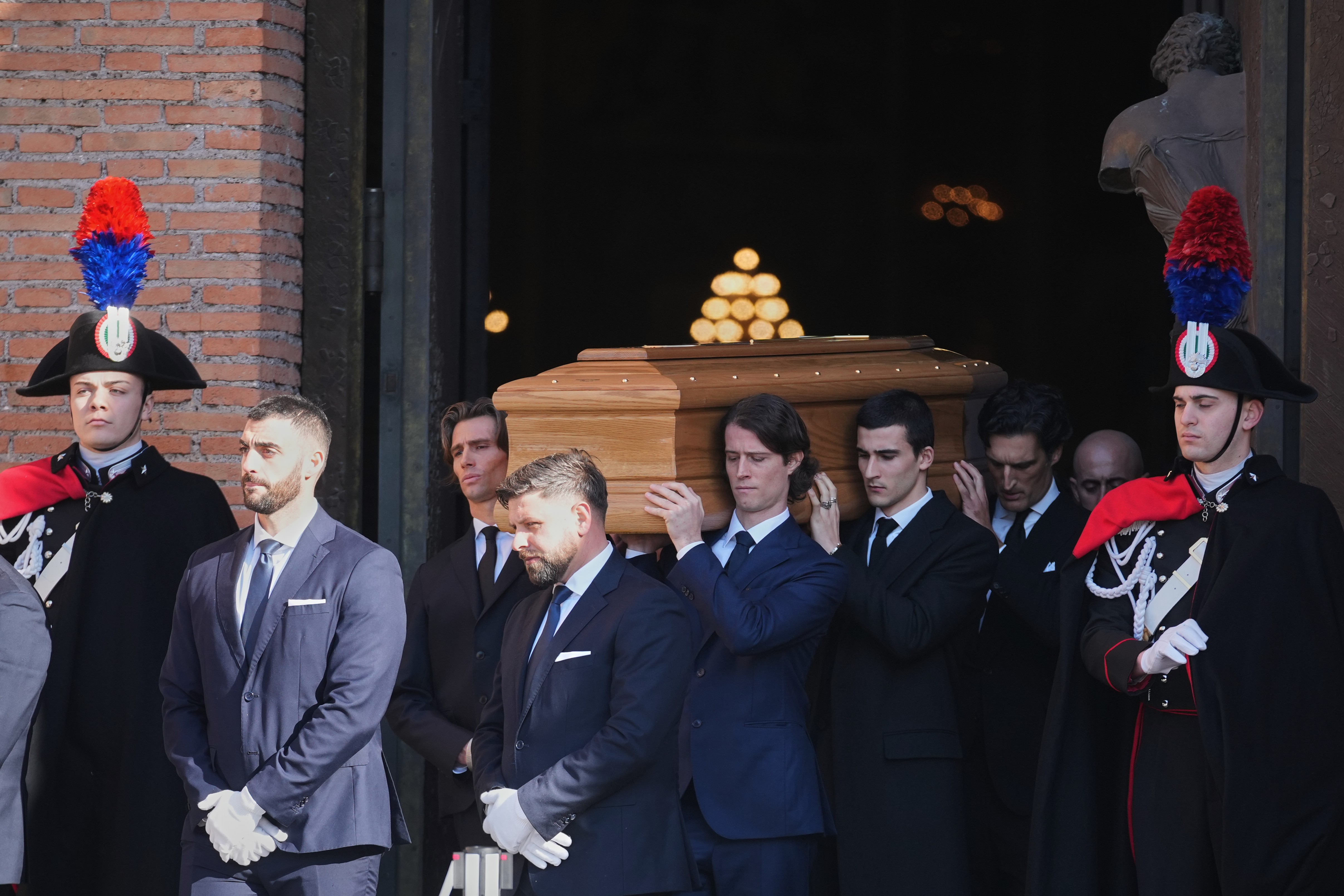 Estrelas e público se despedem de Valentino em funeral em Roma