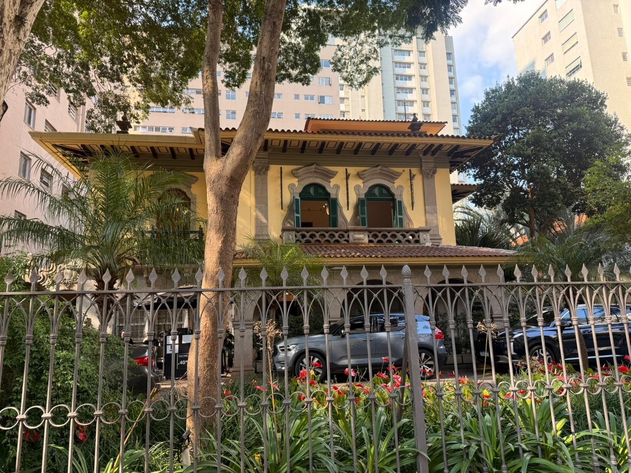 Ator Juca de Oliveira é sepultado no Cemitério do Araçá, no Centro de SP