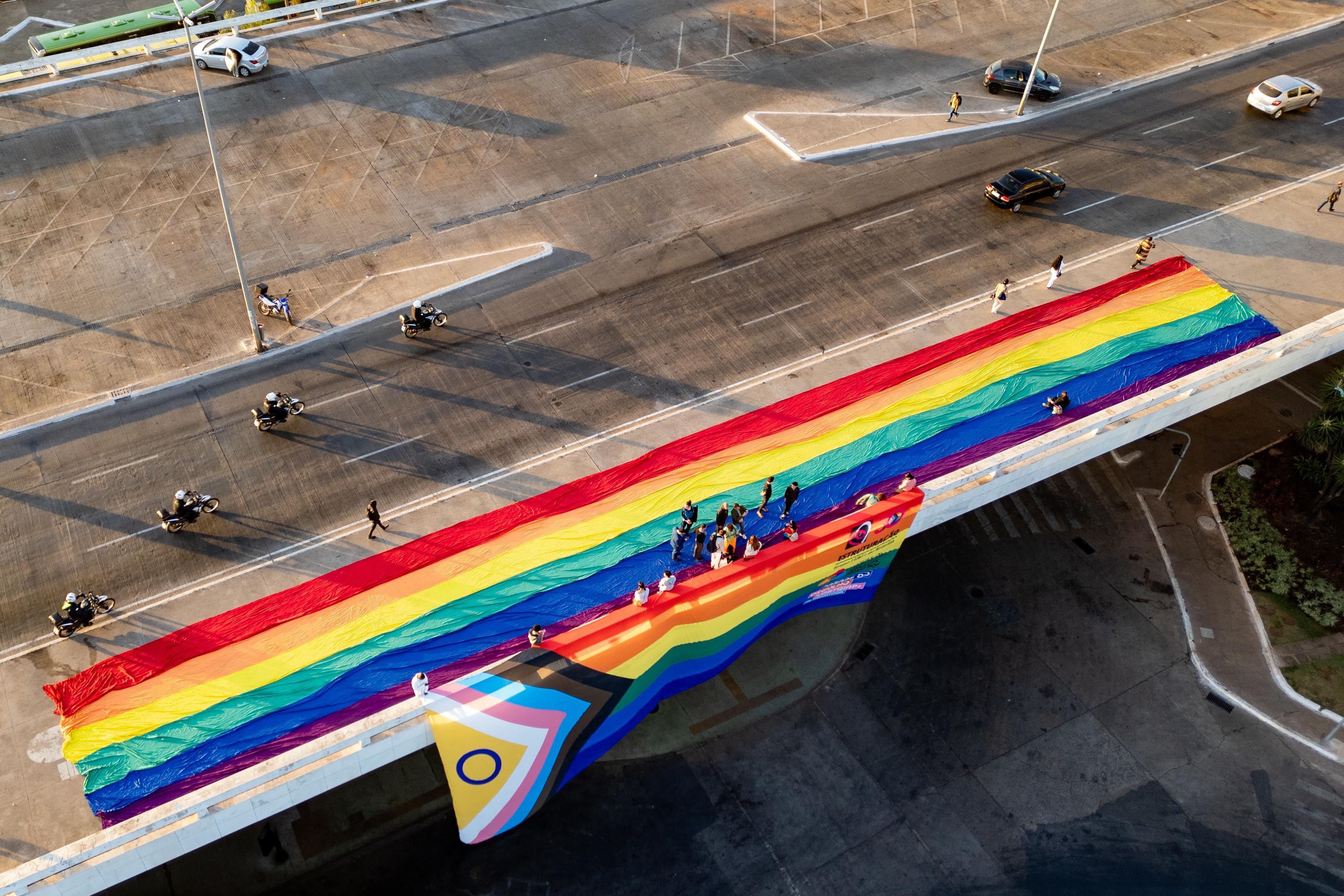Bandeira gigante colore Brasília no Dia do Orgulho LGBTQIA+; veja IMAGENS