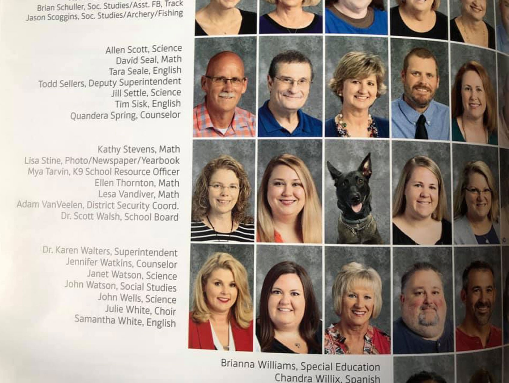 Cachorrinha tem foto incluída em 'livro do ano' de escola nos EUA