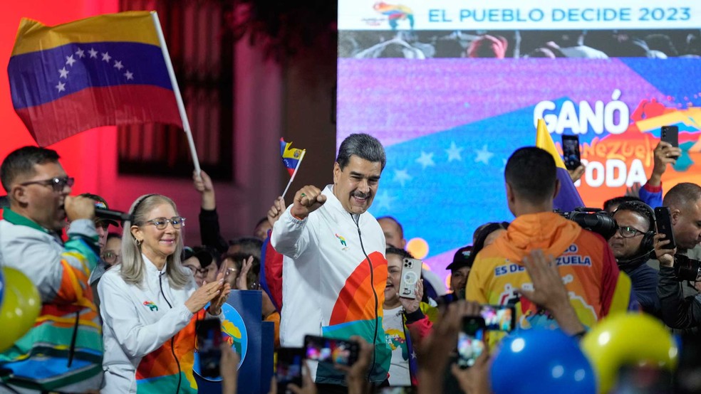 O presidente da Venezuela, Nicolás Maduro, logo após referendo sobre a Guiana — Foto: Matias Delacroix / AP Photo