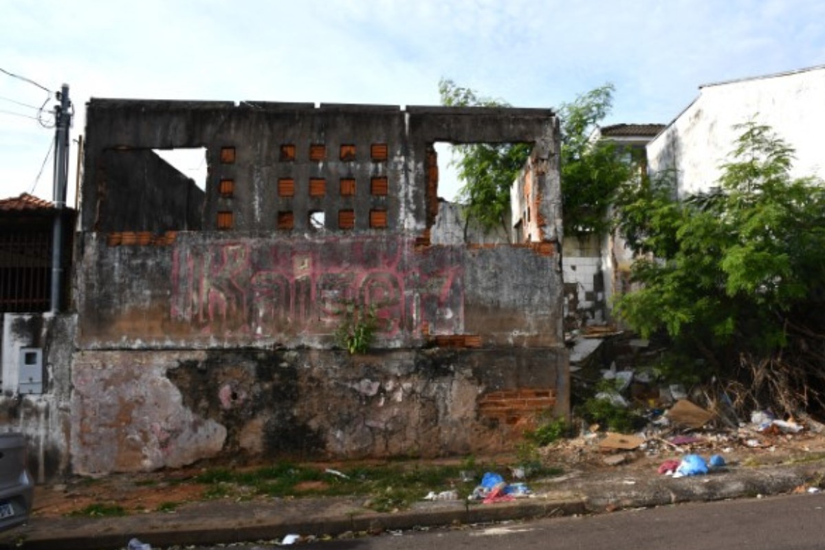 Casa abandonada há mais de 20 anos é demolida após decisão judicial em Presidente Prudente