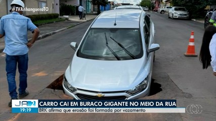 Carro cai em buraco gigante em Araguaína; saiba mais