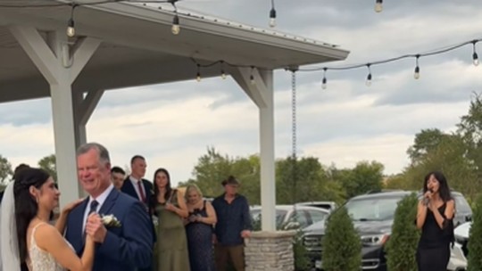 Camila Cabello canta em casamento de fã - ‘Foi uma honra fazer parte do dia especial da sua família, vocês são preciosos’, comentou a artista no vídeo postado pela prima da noiva.