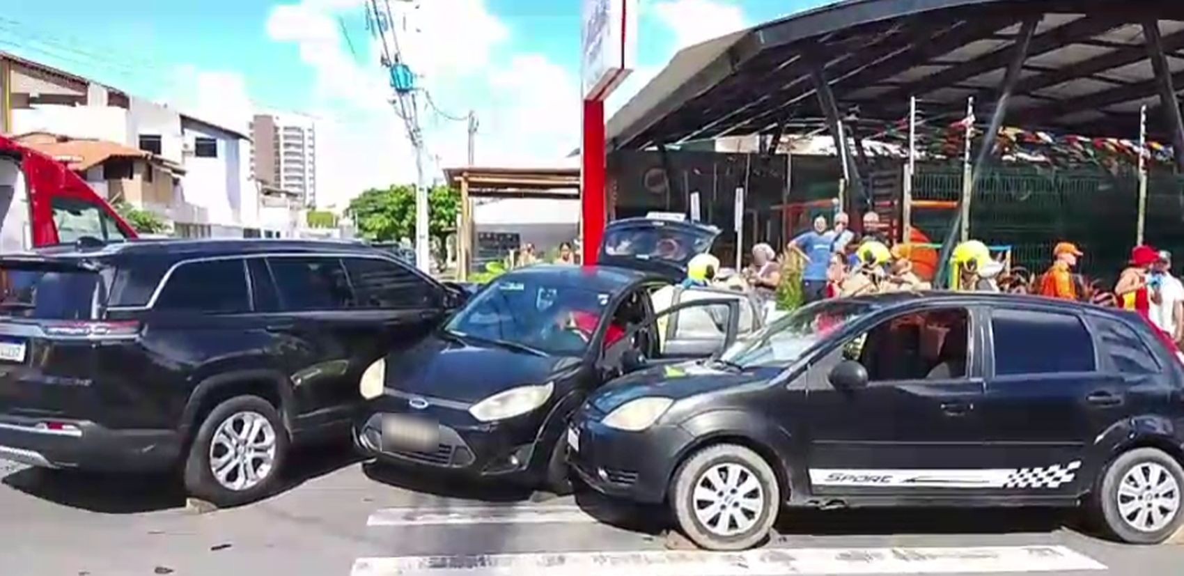 Acidente entre três veículos deixa dois feridos na Zona Sul de Aracaju