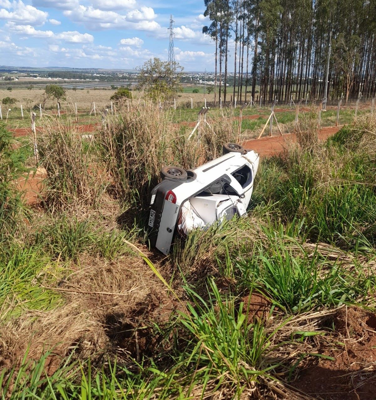 Grávida de 8 meses fica ferida após carro capotar na MG-429