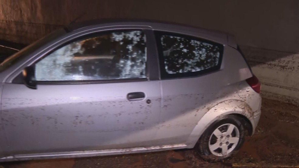 Marca no carro mostra altura em que a água chegou na tesourinha da 210 Sul, em Brasília — Foto: TV Globo/Reprodução