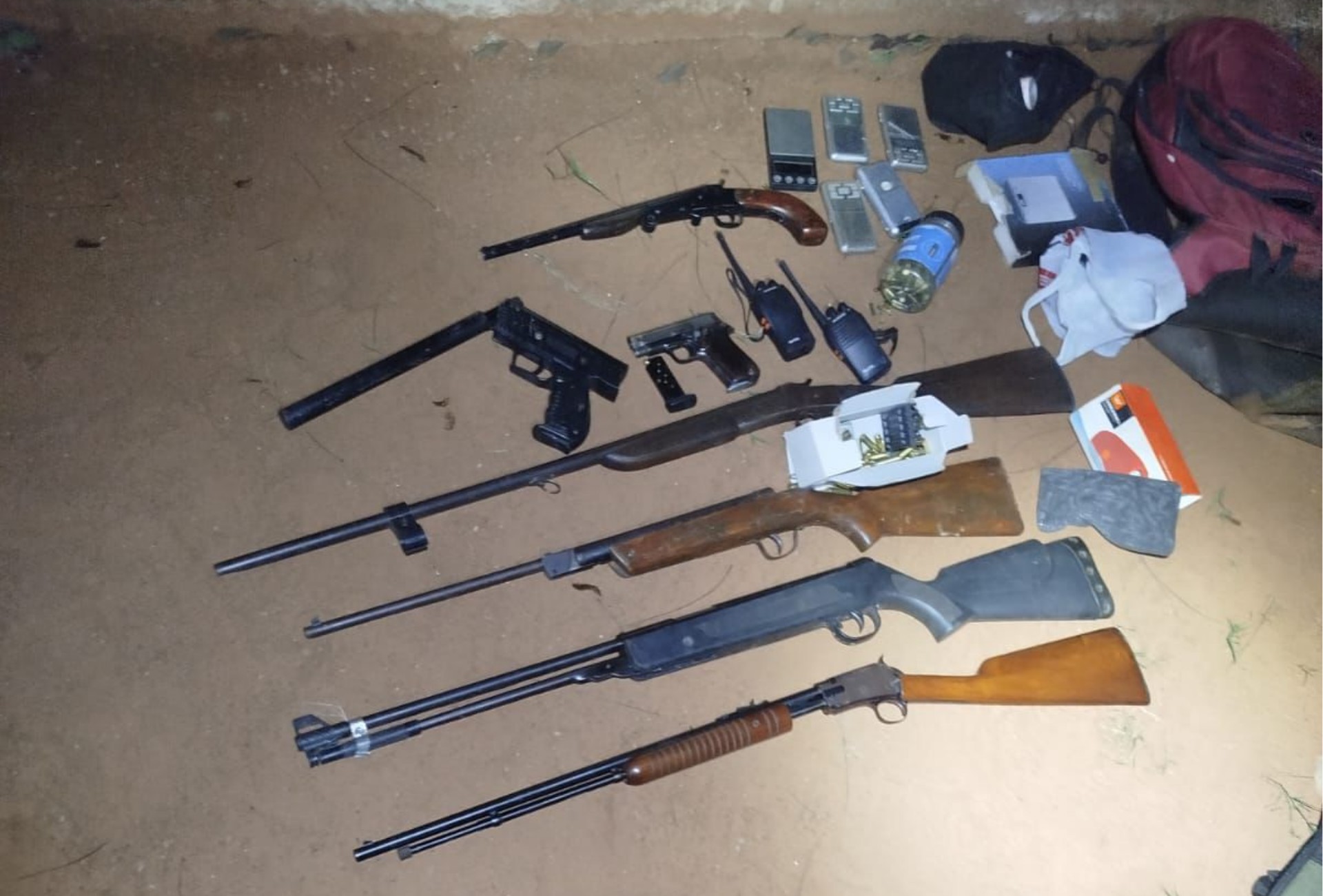 Polícia encontra arsenal com armas adaptadas, cocaína e mais de 400 munições em Aparecida do Taboado