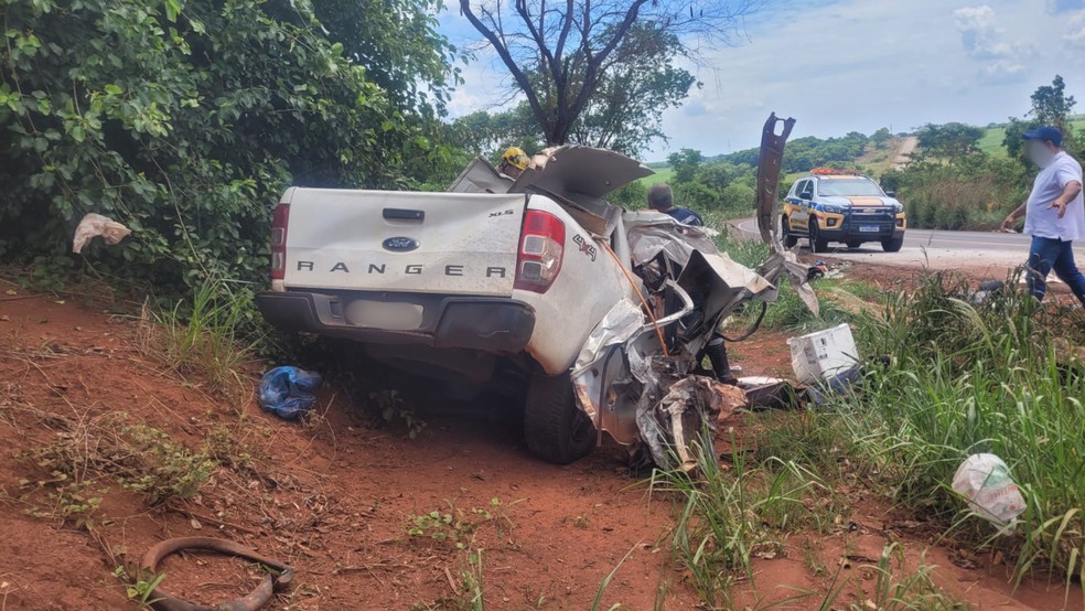Motorista fica preso às ferragens após invadir contramão e bater de frente com caminhão na BR-154 em MG