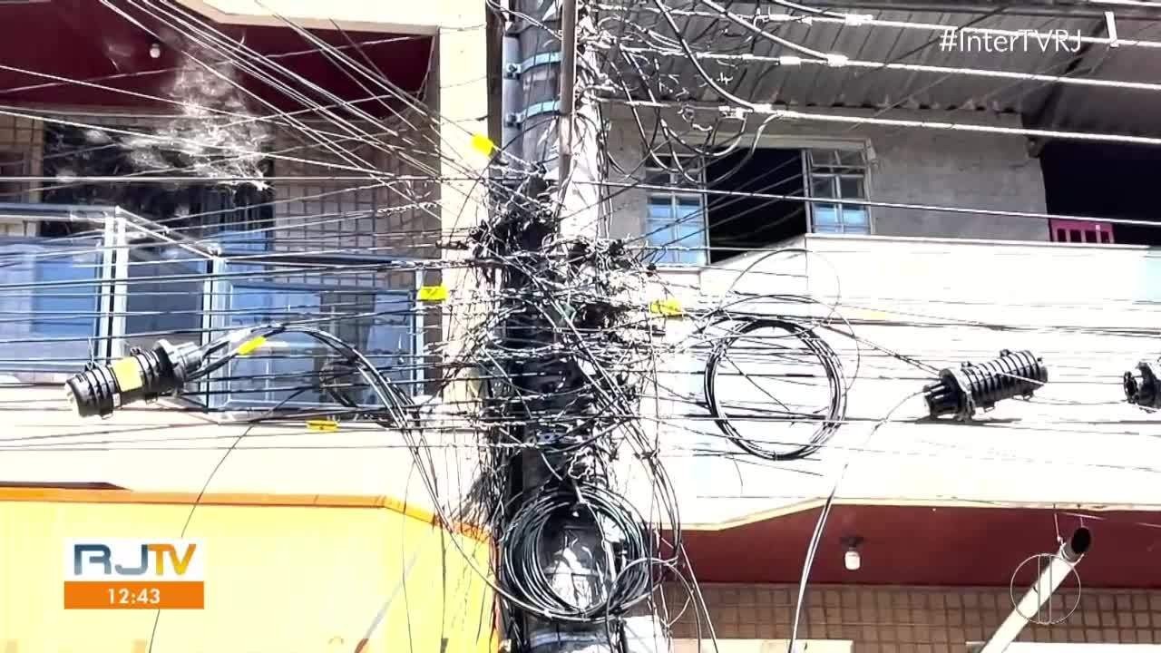 Câmara de Santo Antônio de Pádua discute desordem nos postes e cobra organização de cabos de internet e luz