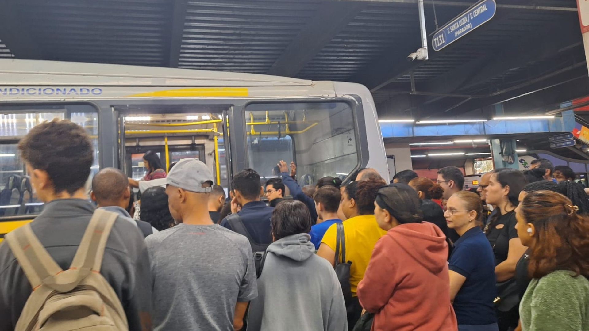 Mais de 70% dos ônibus da Autotrans param após salários parcelados; Terminal Central fica lotado em Uberlândia