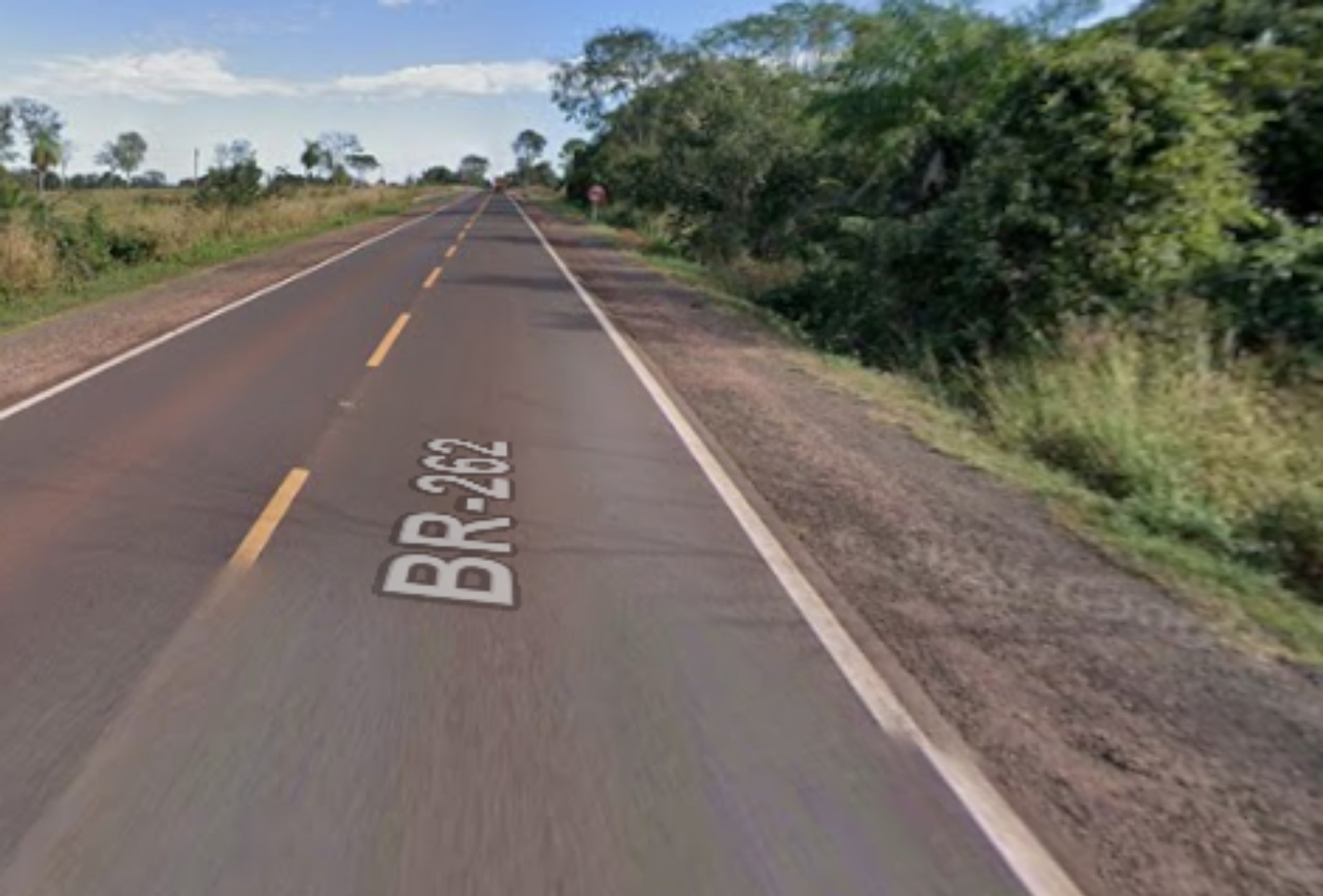 Carro invade pista e motorista morre em batida frontal na BR-262 em MS