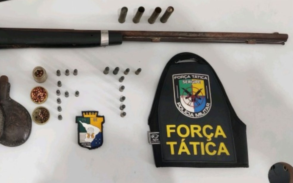 Arma encontrada na casa da v�tima. � Foto: PMSE