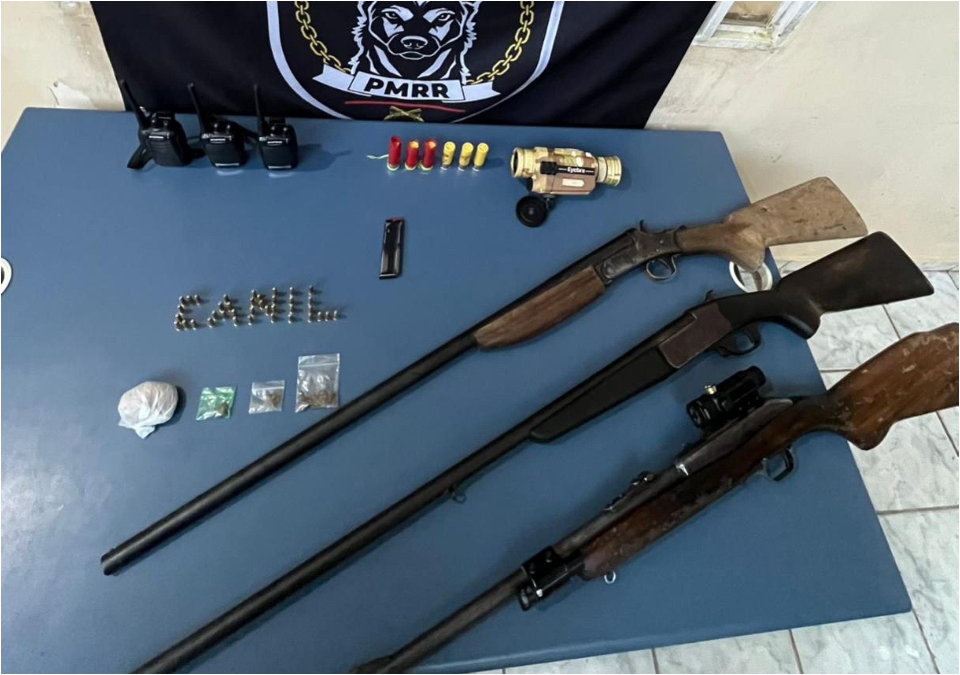 PM encontra armas, drogas, munições, radiocomunicadores e monocular noturno em mochila abandonada na BR-401 