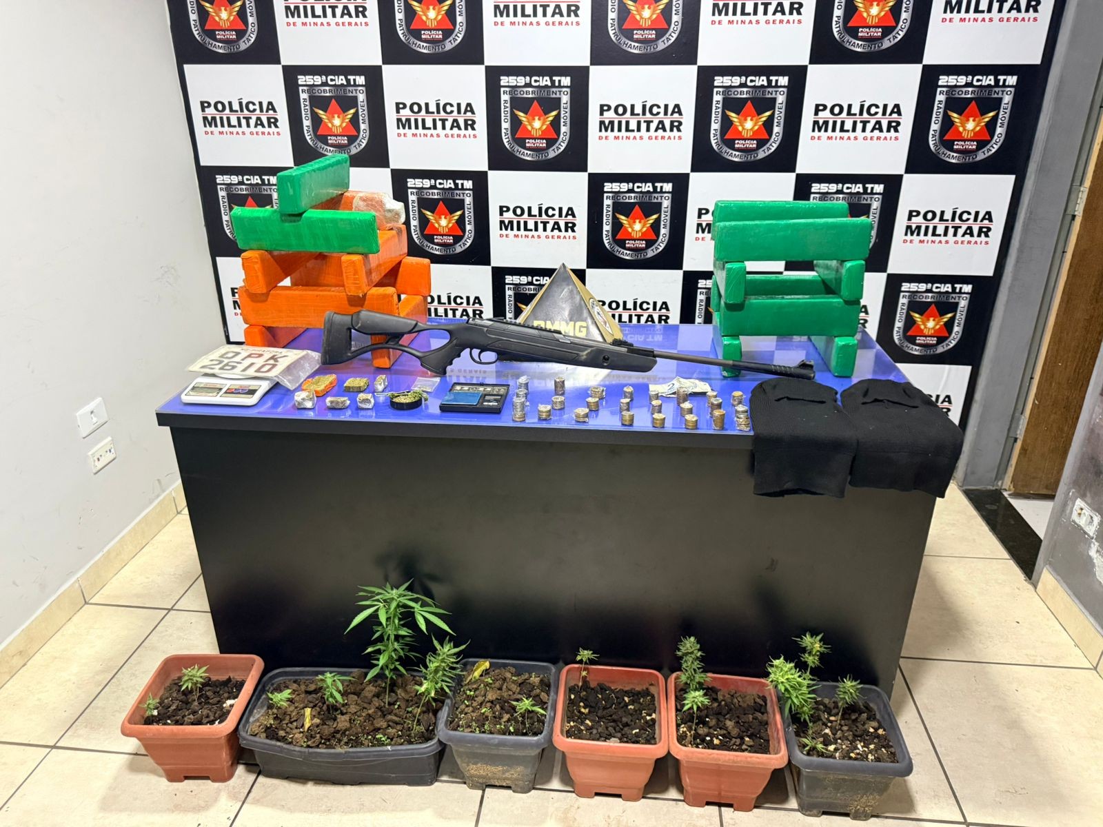 Homem é preso após PM apreender pés e barras de maconha na casa dele em Pirapora
