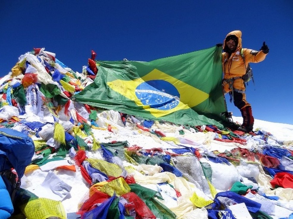 Rodrigo Raineri, no cume do Monte Everest — Foto: Arquivo Pessoal/Rodrigo Raineri