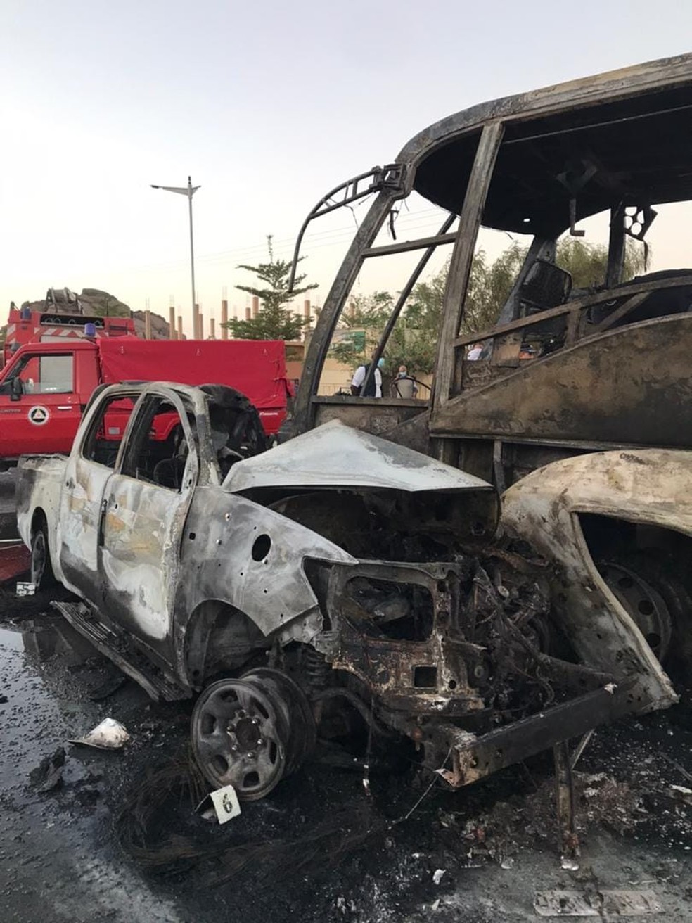 Imagem mostra ferragens de carro e ônibus envolvidos em acidente de trânsito na Argélia — Foto: Reprodução/Segurança Civil da Argélia