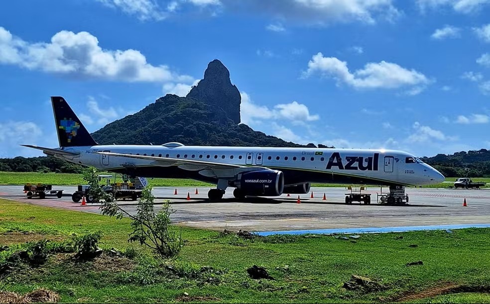 Avião da Azul no aeroporto de Fernando de Noronha (PE) — Foto: Ana Clara Marinho/g1
