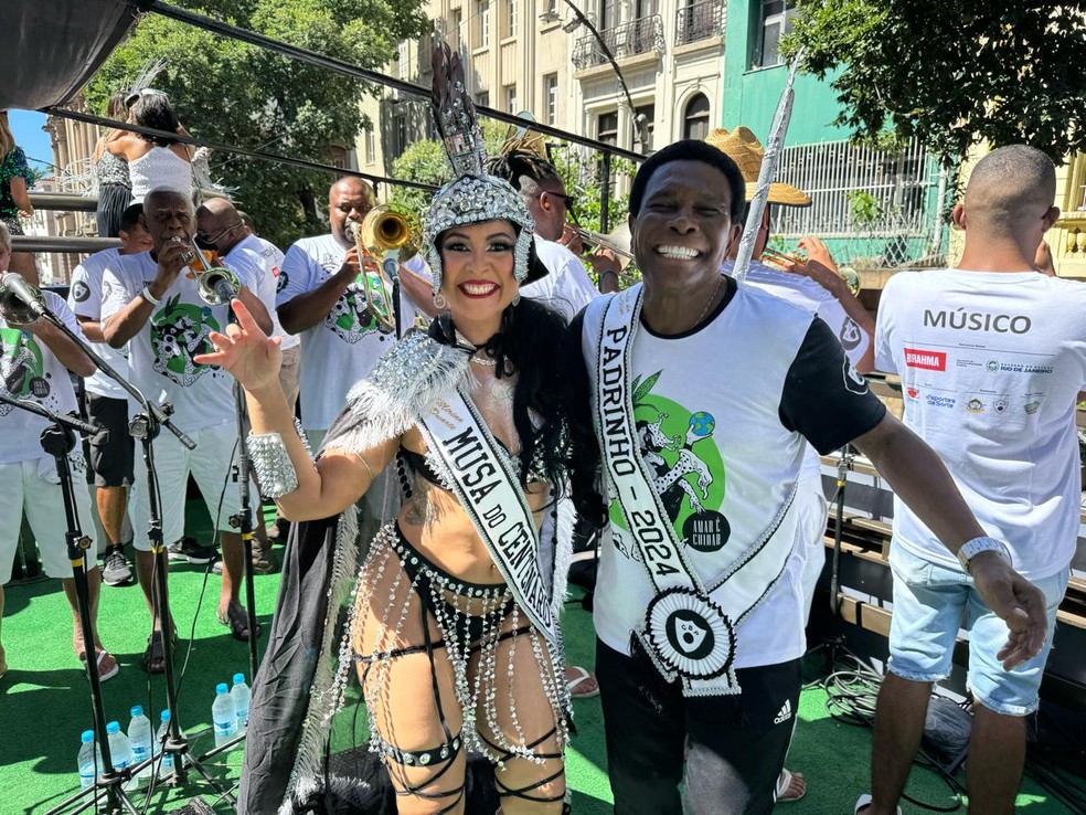 Neguinho da Beija-Flor e musa do centen&aacute;rio do Bola Preta &mdash; Foto: Rafael Nascimento / g1