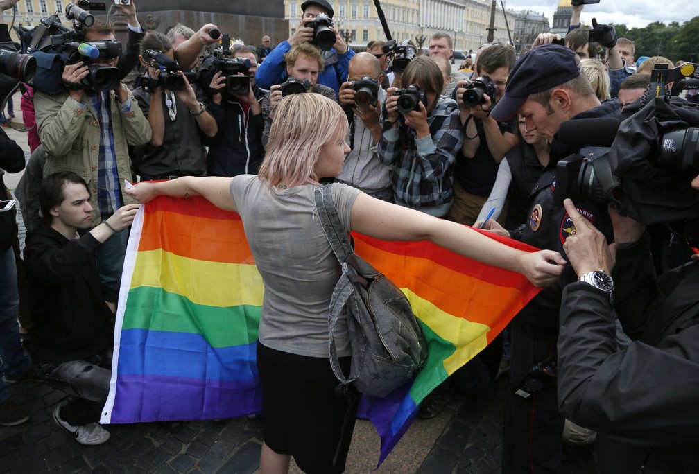 Imagem de arquivo mostra ativista pelos direitos da comunidade LGBTQIAPN+ com bandeira do arco-íris durante protestos em São Petesburgo em 2 de agosto de 2015 — Foto: Associated Press