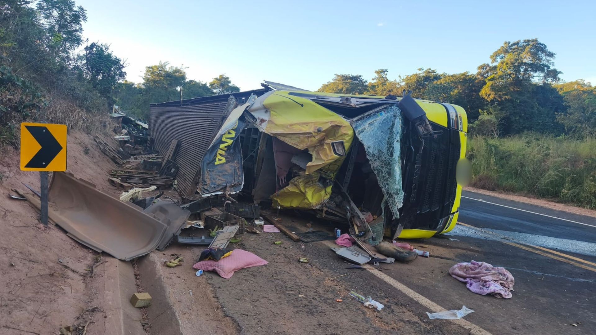 Carreta carregada com bananas tomba em curva e deixa caminhoneira ferida em MG