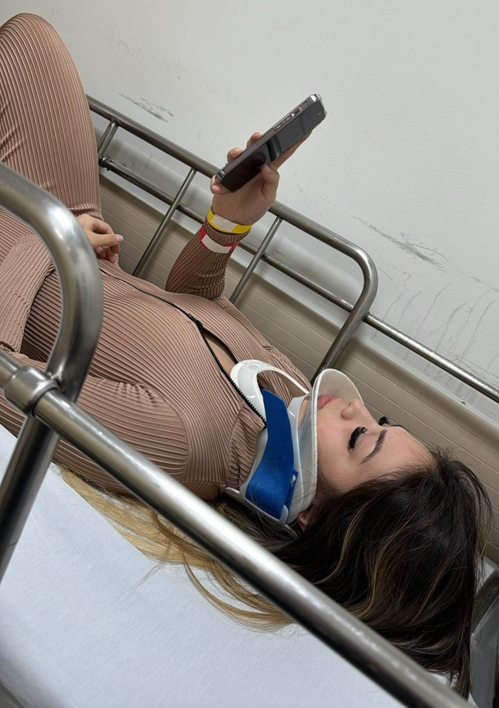 Melody aparece de colar cervical em hospital no RJ — Foto: Reprodução/Equipe Melody