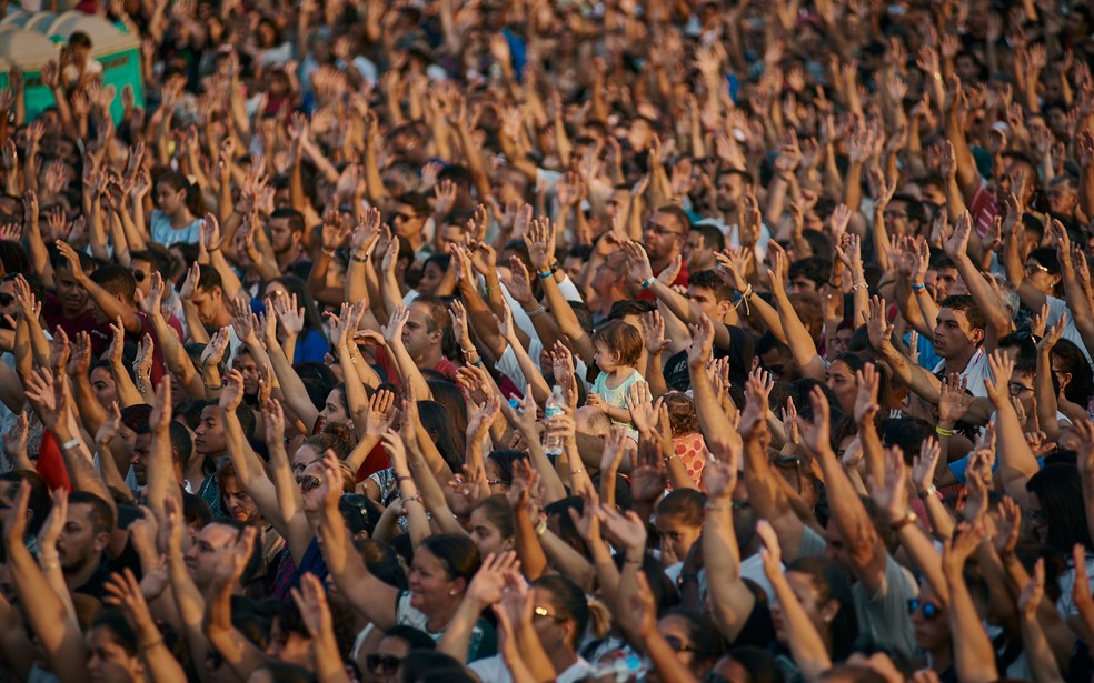 Público participa de tarde de louvor no festival Hallel, em Franca, SP — Foto: Igor do Vale/g1