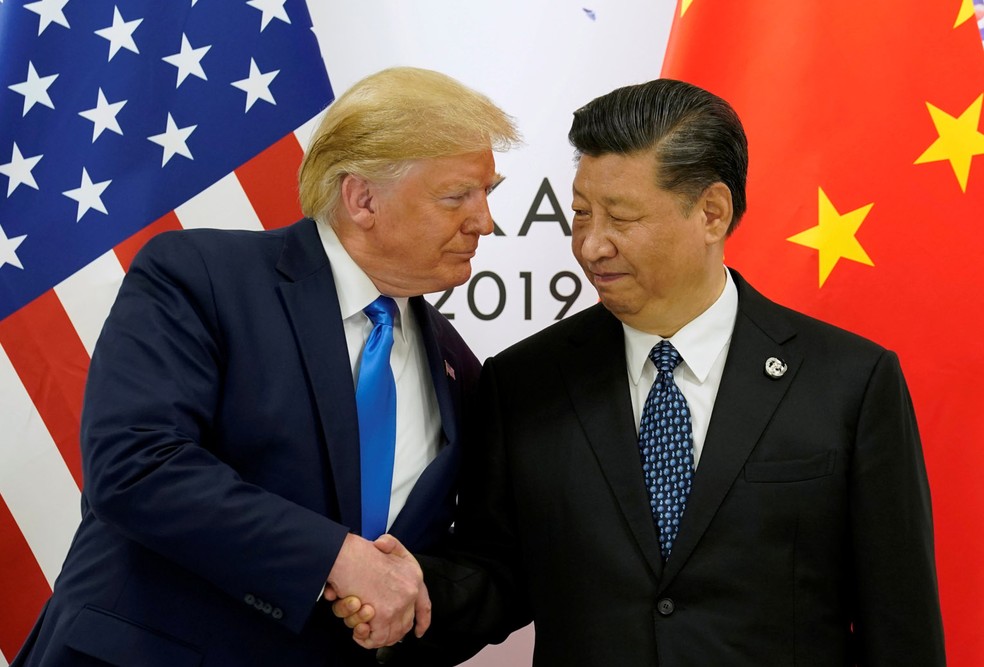 Junho/2019 - O presidente dos EUA, Donald Trump, cumprimenta o presidente da China, Xi Jinping, antes de iniciar sua reunião bilateral durante a cúpula dos líderes do G20 em Osaka, Japão, em 29 de junho de 2019   — Foto: Kevin Lamarque/Reuters/Arquivo