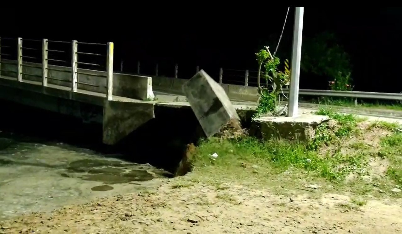 Maré alta causa danos em cabeceira de ponte, e estrutura é parcialmente interditada no Sul de SC; VÍDEO