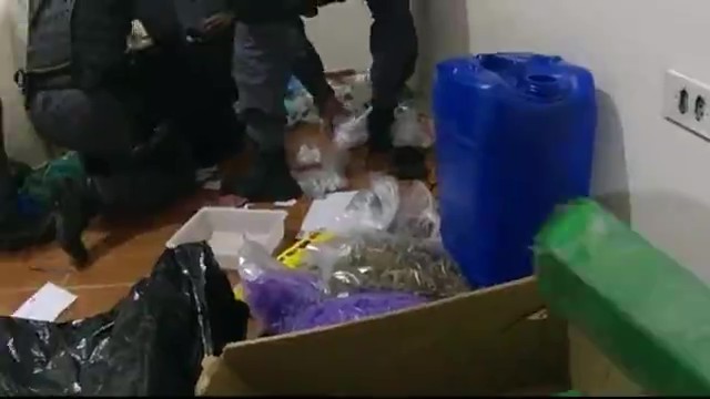 Câmeras corporais mostram PMs comemorando descoberta de drogas antes de material desaparecer