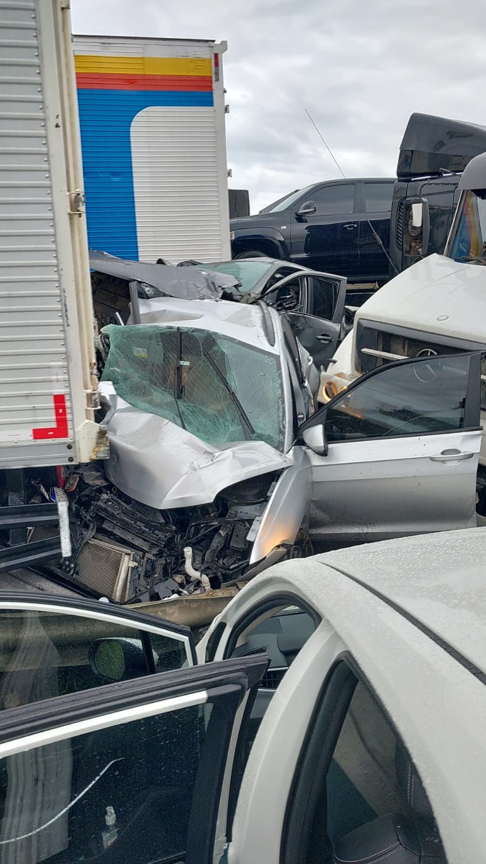 Engavetamento na BR-277, em Balsa Nova — Foto: Paulo Henrique Feliz