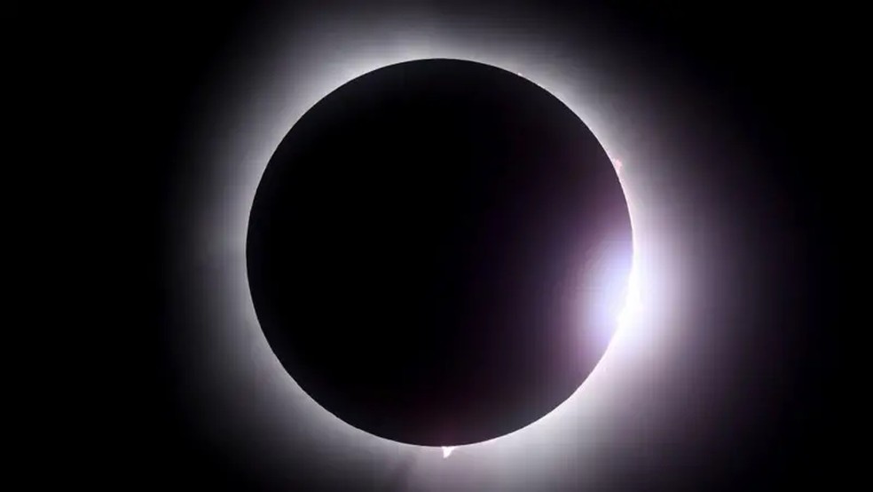 A coroa solar só é visível da Terra durante um eclipse solar total — Foto: Getty Images via BBC