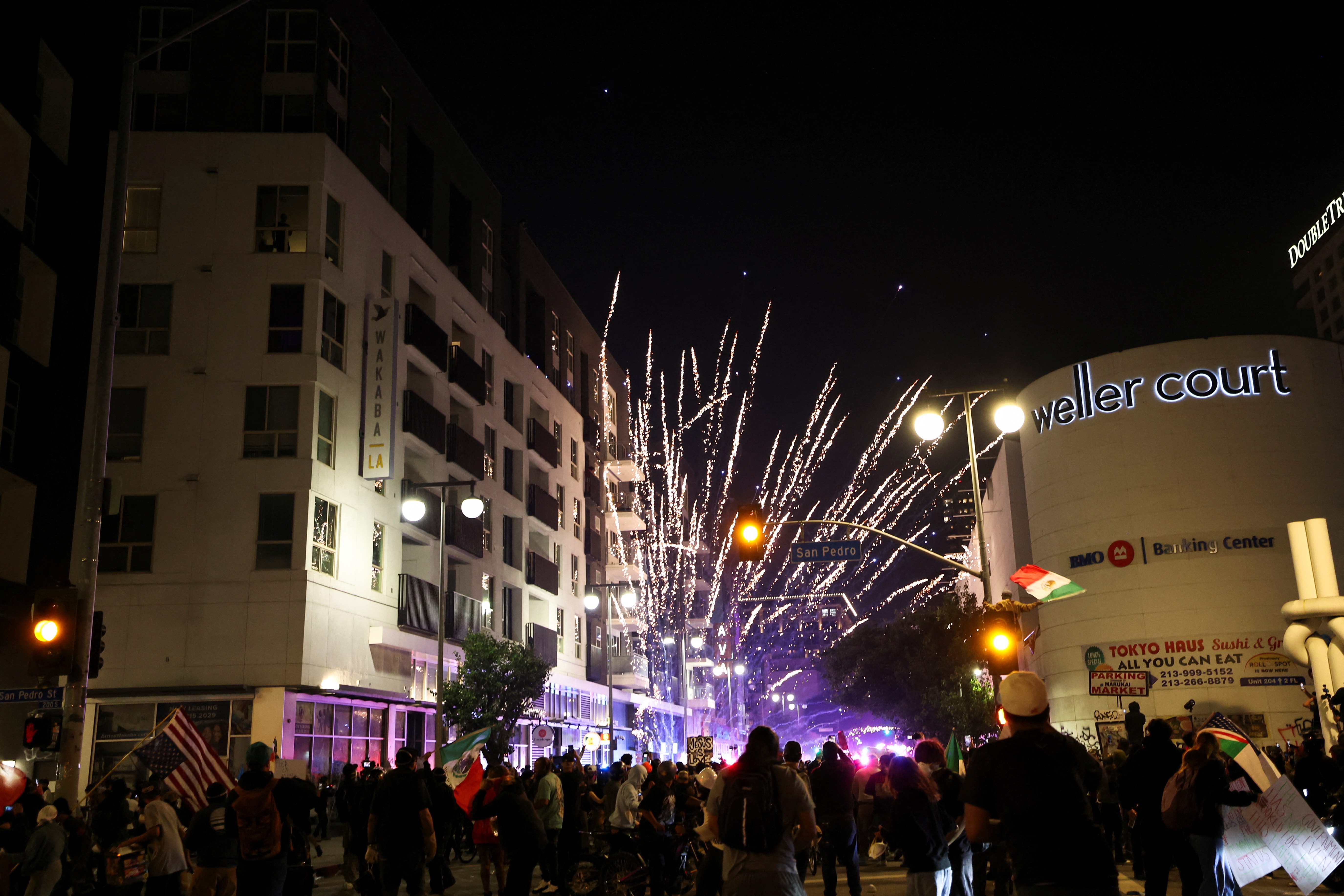 VÍDEO: manifestantes lançam fogos de artifício contra policiais em Los Angeles