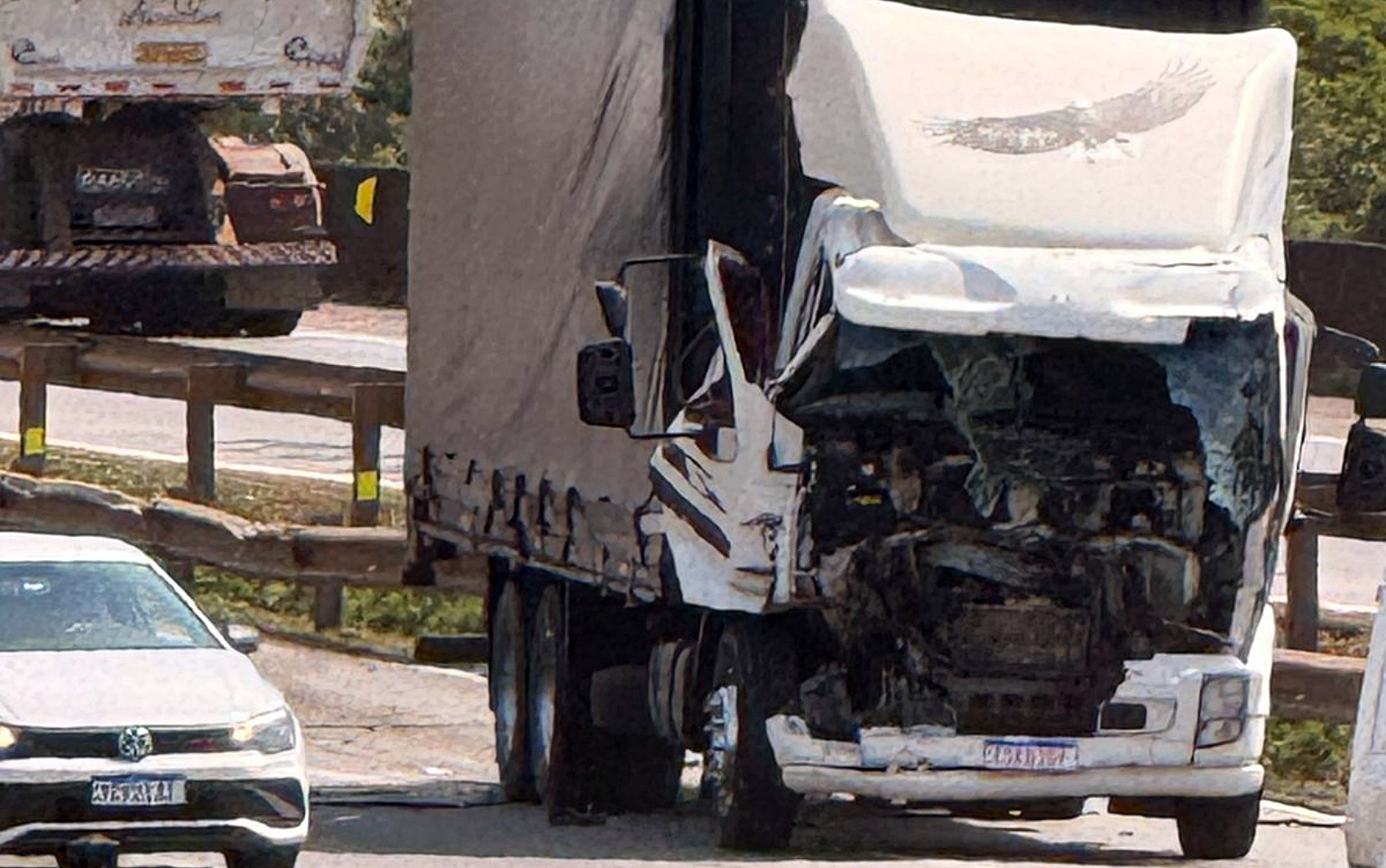 Motorista morre após bater na traseira de carreta na Fernão Dias, em Cambuí, MG