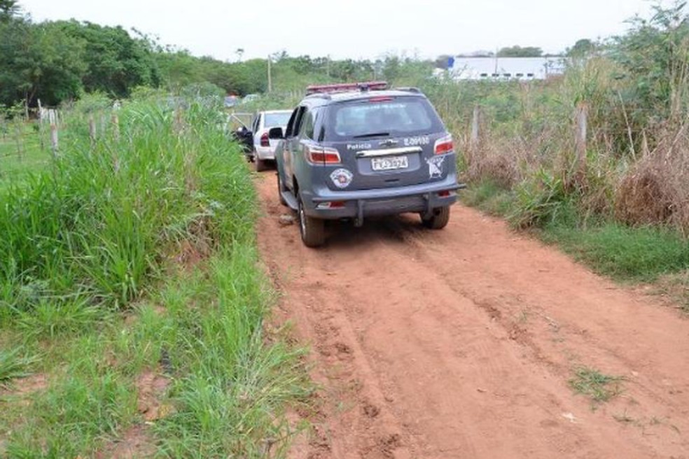 Carros da polícia e dos jovens em estrada rural na Estância Jockey Clube em Rio Preto (SP) — Foto: Arquivo pessoal