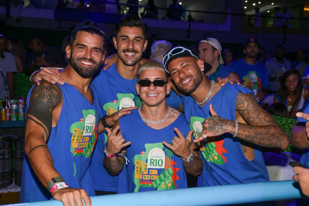 Neymar e amigos na Sapucaí — Foto: Dilson Silva/AgNews