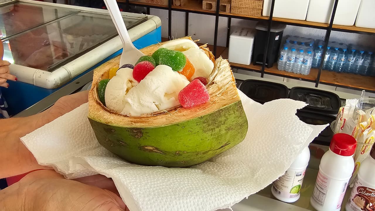 Veranico: sorvete servido na casca de coco verde com polpa do fruto vira aposta no Piauí para amenizar calor