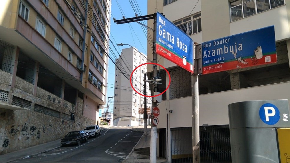 Câmeras localizadas próximo ao prédio onde mulher foi morta a facadas no Centro de Vitória. — Foto: Fabiana Oliveira/g1