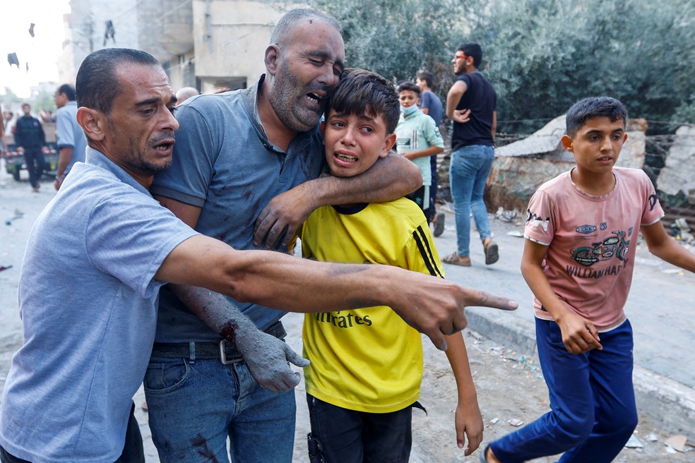 Homem palestino ferido em ataques israelenses em Rafah, no sul da Faixa de Gaza, em 17 de outubro de 2023 — Foto: Ibraheem Abu Mustafa/Reuters