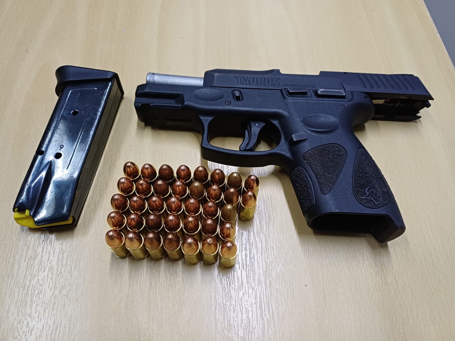 Homem cai de moto, mente identidade ao ser ajudado pela polícia, mas receita médica 'entrega' que ele era foragido por 9 homicídios no Paraná; entenda