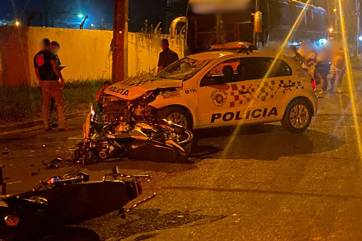 Motociclista bate contra viatura da PM após ser atingido por outra moto durante fuga no interior de SP