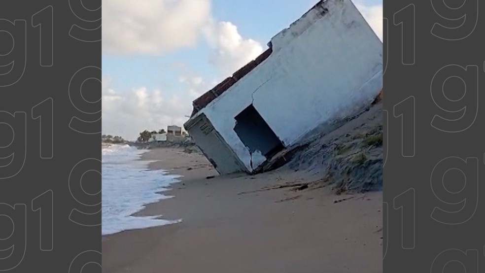 Moradores denunciam danos pelo avanço do mar — Foto: Reprodução/TV Cabo Branco