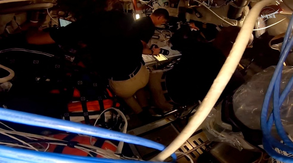 Tripulação da Artemis II aparece dentro da cápsula Orion após a nave atingir, durante o sobrevoo da Lua, o ponto mais distante da Terra já alcançado por humanos no espaço, em imagem de transmissão ao vivo registrada nesta segunda-feira (6). — Foto: NASA via REUTERS