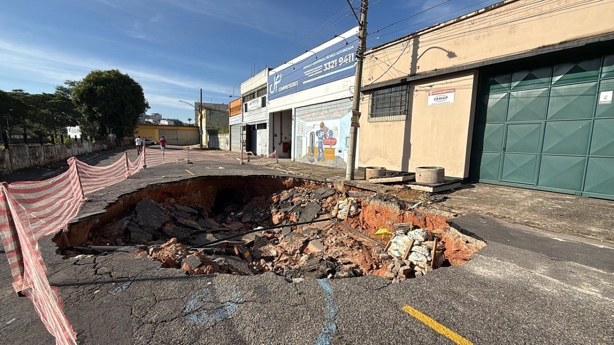 Um mês após temporal, cratera no Poço Rico segue sem obras e com rua interditada em Juiz de Fora