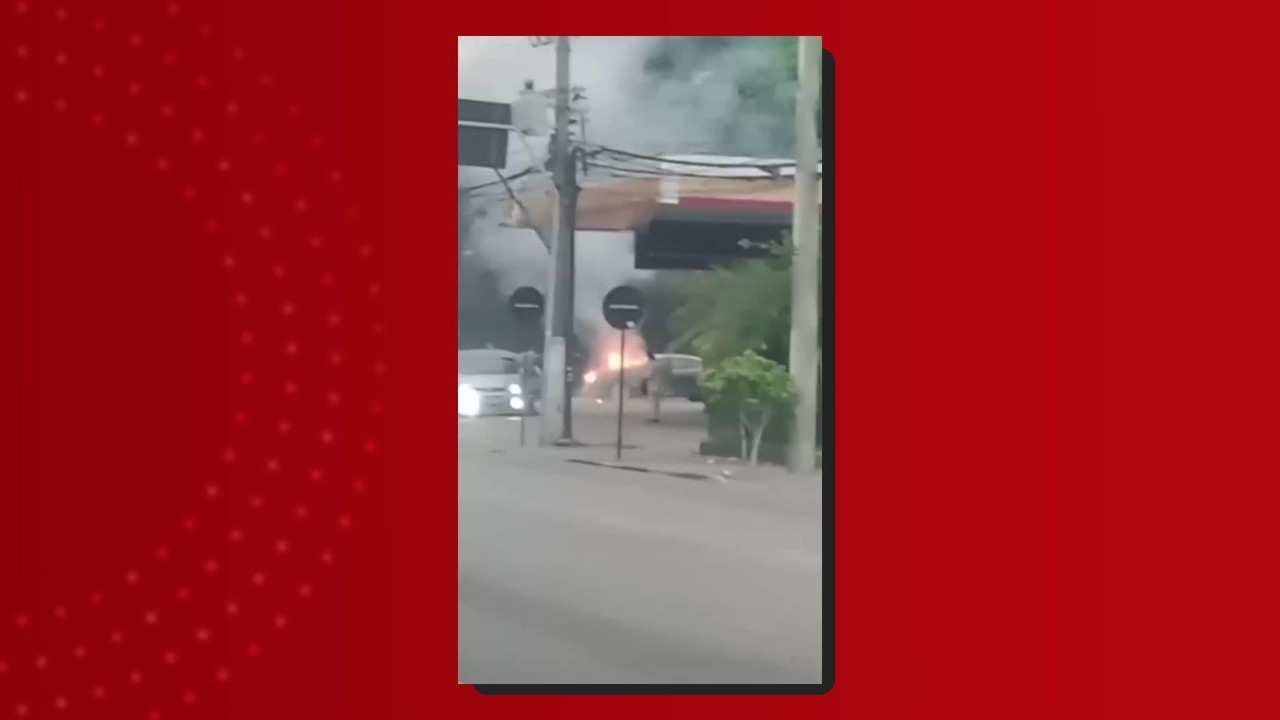 Carro pega fogo em posto de combustíveis na Zona Centro-Sul de Manaus