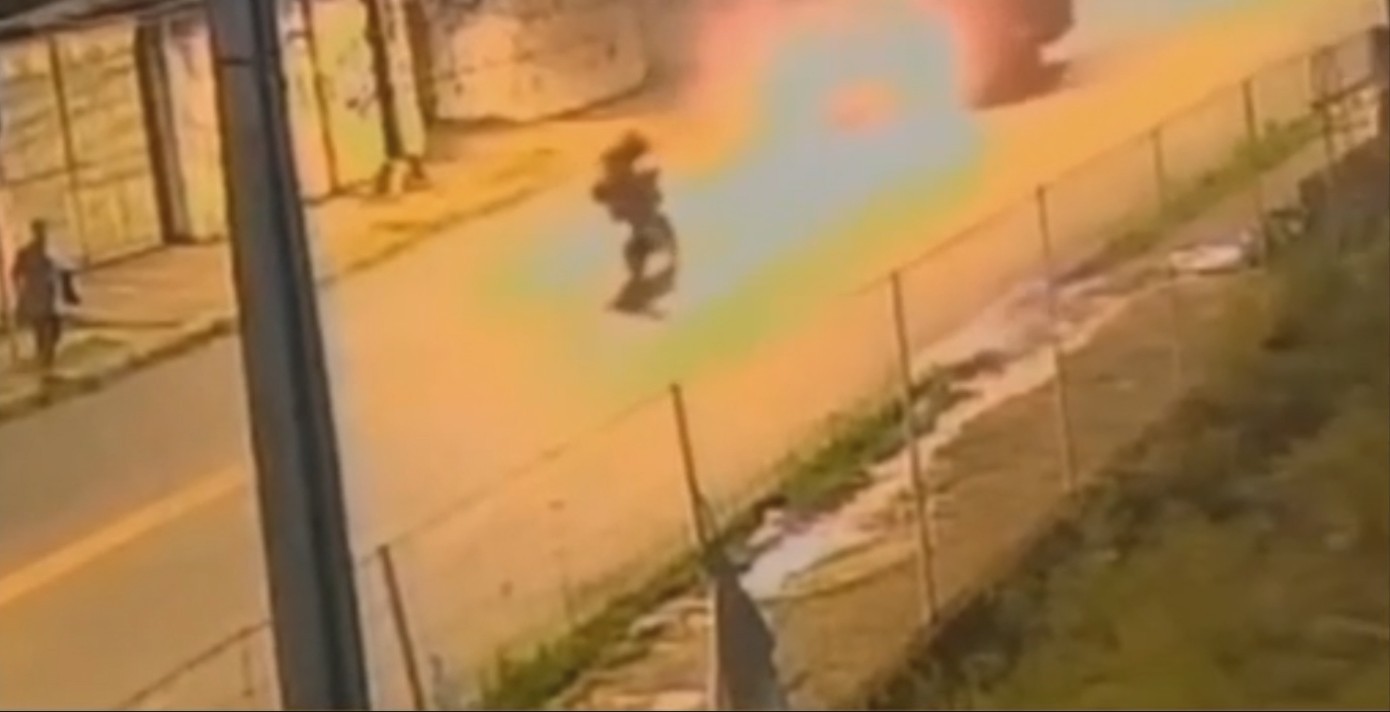 Motociclista morre após bater de frente em micro-ônibus no Recife; VÍDEO